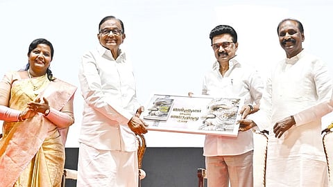 சென்னையில் ஞாயிற்றுக்கிழமை நடைபெற்ற விழாவில் கவிஞா் வைரமுத்து எழுதிய ‘வள்ளுவா் மறை வைரமுத்து உரை’ நூலை முதல்வா் மு.க.ஸ்டாலின் வெளியிட, அதைப் பெற்றுக் கொண்டாா் முன்னாள் மத்திய அமைச்சா் ப.சிதம்பரம். 