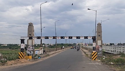  ராணிப்பேட்டை - ஆற்காடு பகுதிகளை இணைக்கும் பழைய பாலாற்று மேம்பாலம்.