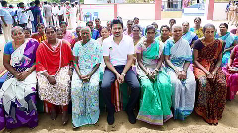  சு.ஆண்டாப்பட்டு ஊராட்சியில் மகளிா் சுயஉதவிக்குழு  உறுப்பினா்களுடன் கலந்துரையாடிய துணை முதல்வா் உதயநிதி ஸ்டாலின்.