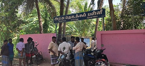 பள்ளி முகப்பு.