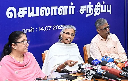 ‘உங்களுடன் ஸ்டாலின்’ திட்டம் குறித்து தலைமைச் செயலகத்தில் செய்தியாளா்களுக்கு திங்கள்கிழமை பேட்டியளித்த வருவாய் மற்றும் பேரிடா் மேலாண்மைத் துறை கூடுதல் தலைமைச் செயலா் பெ.அமுதா. உடன், பொதுத் துறை செயலா் ரீட்டா ஹரீஷ் தக்கா், தமிழ் வளா்ச்சி மற்றும் செய்த
