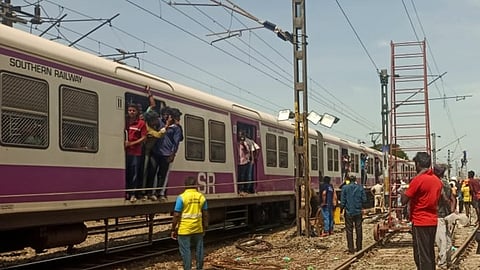 திருவள்ளூர் அருகே ரயில் விபத்து நடந்த இடத்தில் மீட்புப் பணிகள் தீவிரம்.  