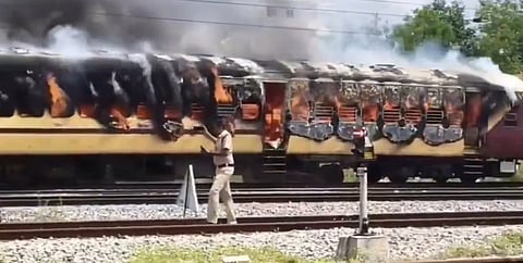 எக்ஸ்பிரஸ் ரயிலில் பயங்கர தீ விபத்து 