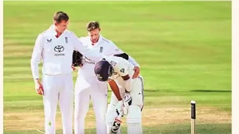 சிராஜை தேற்றும் ஜாக் கிராலி, ஜோ ரூட். 