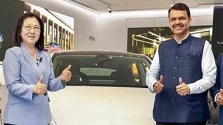 மும்பையில் செவ்வாய்க்கிழமை நடைபெற்ற இந்தியாவின் முதல் டெஸ்லா விற்பனையக திறப்பு விழாவில் மகாராஷ்டிர முதல்வா் தேவேந்திர ஃபட்னவீஸ், அந்நிறுவனத்தின் பிராந்திய இயக்குநா் இசபெல் ஃபான். 
