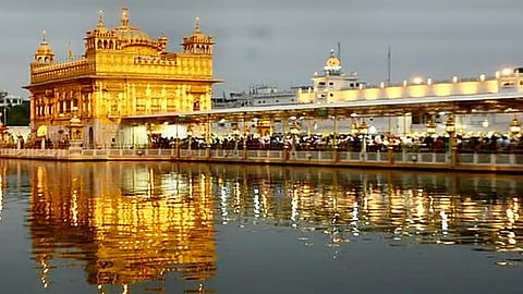 அமிர்தசரஸ் மாவட்டத்திலுள்ள தங்கக் கோயில்...