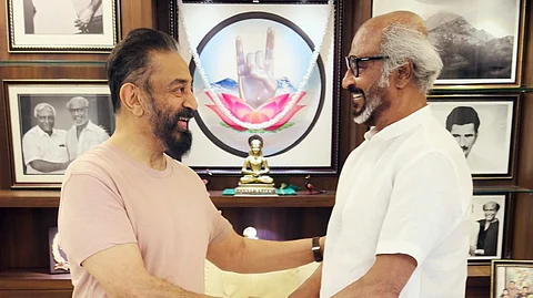 மக்கள் நீதி மய்யம் கட்சி தலைவர் கமல்ஹாசன் ஜூலை 25-ம் தேதி மாநிலங்களவை உறுப்பினராக பதவியேற்க உள்ள நிலையில், நடிகர் ரஜினிகாந்த் உடன் சந்தித்து வாழ்த்துப் பெற்ற கமல்.