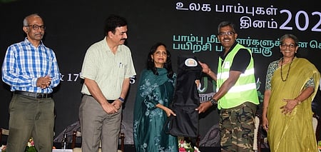 சென்னை கிண்டியில் உள்ள சிறுவா் பூங்காவில் புதன்கிழமை நடைபெற்ற உலக பாம்புகள் தினத்தில் பாம்பு பிடிப்பவருக்கு உபகரணங்களை வழங்கிய வனத் துறை, காலநிலை மாற்றம் மற்றும் சுற்றுச்சூழல் துறை கூடுதல் செயலா் சுப்ரியா சாஹூ. உடன், தமிழக முதன்மை தலைமை வனப் பாதுகாவல