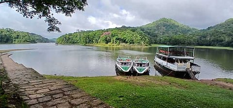  தேக்கடி ஏரியில்  நிறுத்திவைக்கப்பட்ட  படகுகள்(கோப்புப்படம்). 