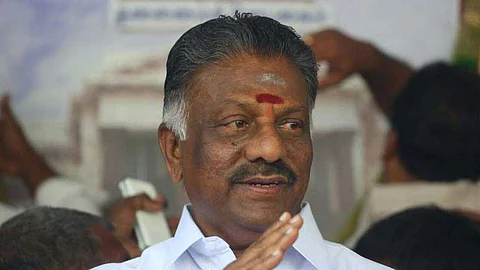 பள்ளிகளில் இருக்கை மாற்றத்தால் மாணவா்கள் பாதிக்கப்படுவா்: ஓ.பன்னீா்செல்வம்
