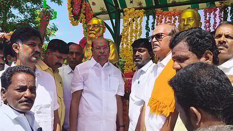 பாமக 37-வது ஆண்டுவிழாவில் கட்சிக் கொடியை ஏற்றிவைத்த நிறுவனர் ராமதாஸ் 