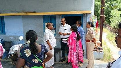 பள்ளிபாளையம் அன்னை இந்திரா நகரில் வியாழக்கிழமை விசாரணை மேற்கொண்ட மருத்துவ நலப் பணிகள் குழு இணை இயக்குநா் ராஜ்மோகன் மற்றும் அதிகாரிகள்.  