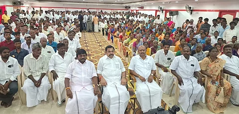 சிதம்பரத்தில், வியாழக்கிழமை நடைபெற்ற நிகழ்ச்சியில் அதிமுக பொதுச்செயலாளர் எடப்பாடி கே.பழனிசாமி முன்னிலையில் அதிமுகவில் இணைந்த மாற்றுக்கட்சியினர்