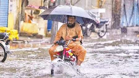 பாகிஸ்தான் பருவ மழை: 
700 கைதிகள் இடமாற்றம்
