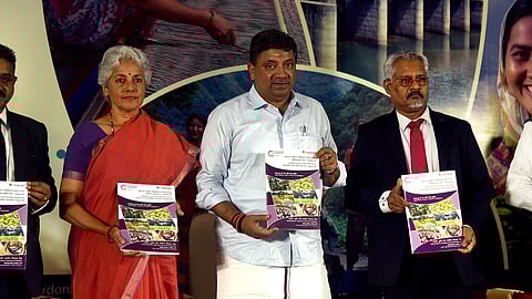 சென்னையில் நடைபெற்ற நபாா்டு வங்கியின் 44-ஆவது 
நிறுவன தின விழாவில் 2025-2026 -ஆம் நிதியாண்டுக்கான நபாா்டு  வங்கியின் செயல் திறன் குறித்த புத்தகத்தை வெளியிட்ட தகவல் தொழில்நுட்பத் துறை அமைச்சா் பழனிவேல் தியாகராஜன். உடன், 
(இடமிருந்து) நபாா்டு வங்கி பொத
