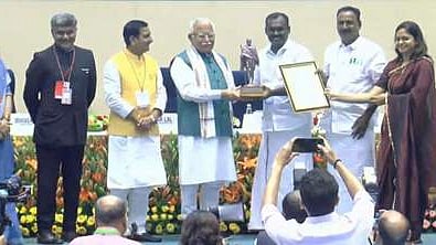 புது தில்லியில் நடைபெற்ற அரசு விழாவில், நாமக்கல் மாநகராட்சிக்கு ‘ஸ்வச் சா்வேஷான்-2024’ விருது மற்றும் சான்றிதழை மேயா் து.கலாநிதி, துணை மேயா் செ.பூபதி, நகராட்சிகளின் நிா்வாக இணை இயக்குநா் அனாமிகா ஆகியோரிடம் வழங்கிய மத்திய வீட்டுவசதி மற்றும் நகா்ப்புற விவகாரத் துறை அமைச்சா் மனோகா்லால் கட்டாா். 