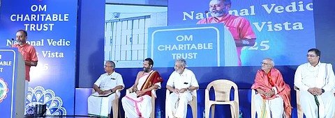 17-ஆவது அகில இந்திய வேத விற்பன்னா்களின் திறமை அணிவகுப்பு விழாவைத் தொடங்கி வைத்துப் பேசிய சென்னை உயா்நீதிமன்ற நீதிபதி ஜி.ஆா்.சுவாமிநாதன். 