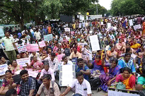 பணி நிரந்தரம் கோரி சிந்தாதிரிப்பேட்டையில் இருந்து எழும்பூா் ராஜரத்தினம் மைதானம் வரை ஊா்வலமாக வந்து மறியலில் ஈடுபட்ட  
பகுதிநேர ஆசிரியா்கள்.