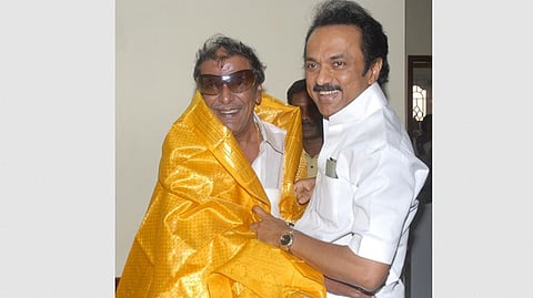 மறைந்த மு.க. முத்துவின் பிறந்தநாளையொட்டி, 2011 ஆம் ஆண்டு அப்போது தமிழக துணை முதல்வராக இருந்த மு.க.ஸ்டாலின் அவரது இல்லத்திற்கு நேரில் சென்று வாழ்த்து தெரிவித்தார். (பழைய படம்)
