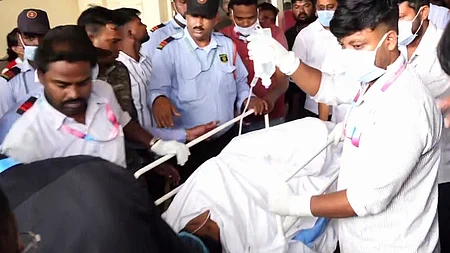 எய்ம்ஸ் மருத்துவமனையில் சிகிச்சைக்காக அழைத்து வரப்பட்ட சிறுமி.