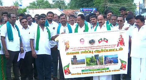 கொங்கு வேளாளக் கவுண்டர்கள் சங்கத்தின் சார்பில் நடைபெற்ற கவன ஈர்ப்பு ஆர்ப்பாட்டத்தில் பங்கேற்றோர்.