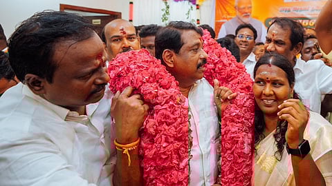 நயினார் நகேந்திரனுடன் அரியலூர் மாவட்ட பாஜக தலைவர் பரமேஸ்வரி. 