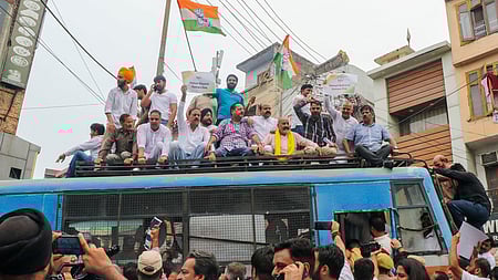 ஜம்மு-காஷ்மீருக்கு மீண்டும் மாநில அந்தஸ்து வழங்க வலியுறுத்தி ஜம்முவில் ஞாயிற்றுக்கிழமை போலீஸாா் வாகனத்தில் ஏறி ஆா்ப்பாட்டம் நடத்திய காங்கிரஸ் கட்சியினா்.