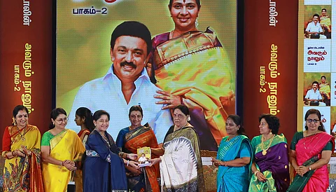 சென்னை அண்ணா நூற்றாண்டு நூலகத்தில் நடைபெற்ற நிகழ்ச்சியில் துா்கா ஸ்டாலின் எழுதிய ‘அவரும் நானும் பாகம்-2’ நூலின் முதல் பிரதியை எழுத்தாளா் சிவசங்கரி வெளியிட, அதைப் பெற்றுக்கொண்ட டாஃபே குழுமத்தின் தலைவா் மல்லிகா சீனிவாசன். உடன் மக்களவை உறுப்பினா் தமிழச்