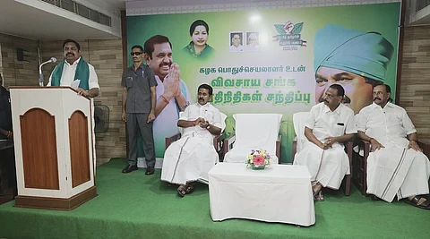 திருவாரூரில் திங்கள்கிழமை நடைபெற்ற கலந்துரையாடல் நிகழ்ச்சியில் பேசுகிறாா் அதிமுக பொதுச் செயலாளா் எடப்பாடி கே. பழனிசாமி. 