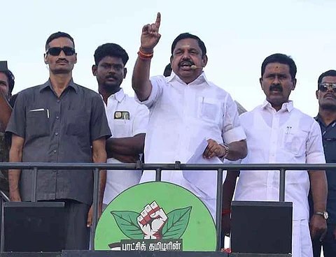 மன்னாா்குடியில் திங்கள்கிழமை நடைபெற்ற அதிமுக பிரசாரக் கூட்டத்தில் பேசுகிறாா் கட்சியின் பொதுச் செயலா் எடப்பாடி கே.பழனிசாமி.