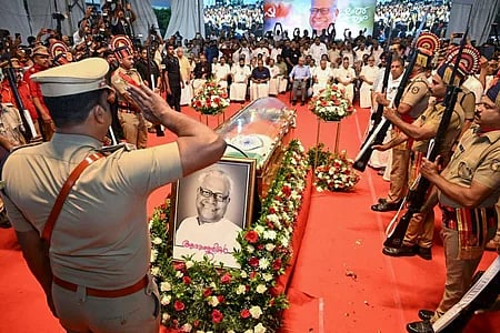 கேரள மாநிலம் ஆலப்புழையில் மறைந்த முன்னாள் முதல்வா் வி.எஸ். அச்சுதானந்தனின் உடலுக்கு அளிக்கப்பட்ட அரசு இறுதி மரியாதை. 