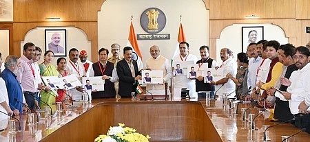  மகாராஷ்டிர முதல்வா் தேவேந்திர ஃபட்னவீஸ் தொடா்பான புத்தகத்தை வெளியிட்ட மாநில ஆளுநா் சி.பி.ராதாகிருஷ்ணன். 