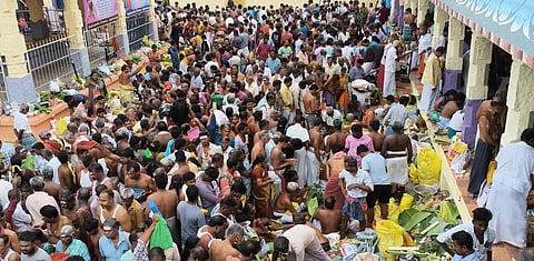 திருவையாறு காவிரி கரை புஷ்பமண்டப படித்துறையில் முன்னோர்களுக்கு தர்ப்பணம் செய்யும் மக்கள்.