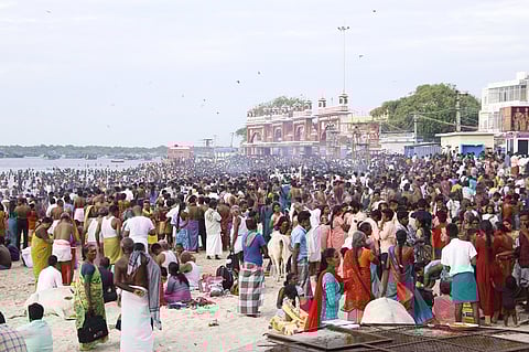 ஆடி அமாவாசையை முன்னிட்டு  வியாழக்கிழமை ராமேசுவரம் அக்னி தீர்த்தக் கடலில் நீராடி முன்னோர்களுக்கு திதி கொடுக்க குவிந்த மக்கள். 
