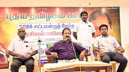 செய்தியாளா்களுக்கு பேட்டியளிக்கிறாா் புதிய தமிழகம் கட்சியின் நிறுவனா்- தலைவா் டாக்டா் க.கிருஷ்ணசாமி