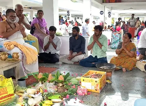 பேரூர் படித்துறையில் தர்ப்பணம் கொடுத்து வழிபாடு!