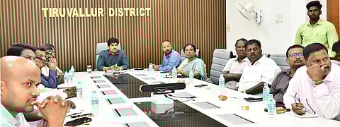 ஆய்வுக் கூட்டத்தில் பேசிய ஆட்சியா் மு.பிரதாப், உடன் விளையாட்டு  அலுவலா் சேதுராஜன்  உள்ளிட்டோா்.