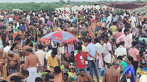 காவிரி கடலோடு கலக்கும் சங்கமத்துறையில் புனித நீராடி தங்கள் மூதாதையர் நினைவாக தர்ப்பணம் செய்தனர்.