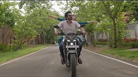 Promo video of the song Minnali.