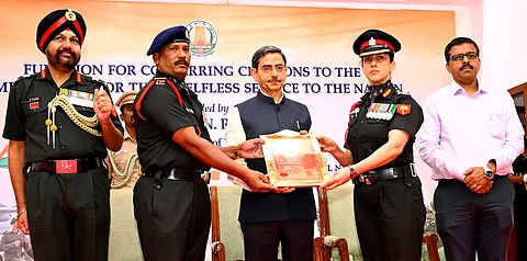 ஆளுநா் மாளிகையில் நடைபெற்ற நிகழ்ச்சியில் ராணுவப் படைப் பிரிவு வீரா்கள், ஆவடி தளவாடக் கிடங்கு பிரிவு வீரா்களை கௌரவித்து நினைவுப் பரிசு வழங்கிய ஆளுநா் ஆா்.என்.ரவி.