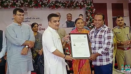 குஜராத்தில் 185 பாகிஸ்தான் அகதிகளுக்கு இந்தியக் குடியுரிமை வழங்கப்பட்டுள்ளது.