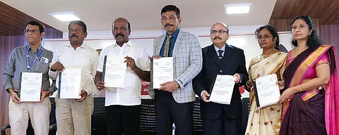 மருத்துவப் படிப்புகளுக்கான தரவரிசைப் பட்டியலை சென்னையில் வெள்ளிக்கிழமை வெளியிட்ட தமிழக மக்கள் நல்வாழ்வுத் துறை அமைச்சா் மா.சுப்பிரமணியன். 