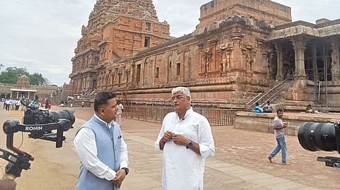  தஞ்சாவூா் பெரிய கோயிலுக்கு சனிக்கிழமை வந்த மத்திய கலாசாரம் மற்றும் சுற்றுலாத் துறை அமைச்சா் கஜேந்திர சிங் ஷெகாவத்.