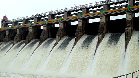 அணையின்  அனைத்து  மதகுகள்  வழியாகவும்  திறந்து விடப்பட்ட  உபரி  நீா்.