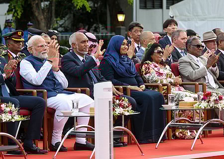 மாலேயில் சனிக்கிழமை நடைபெற்ற மாலத்தீவின் 60-ஆவது சுதந்திர தின விழாவில் சிறப்பு விருந்தினராகப் பங்கேற்ற பிரதமா் நரேந்திர மோடி, மாலத்தீவு அதிபா் முகமது மூயிஸ்.