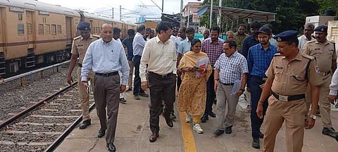  திருச்செந்தூா் ரயில் நிலையத்தில் ஆய்வு செய்கிறாா் தெற்கு ரயில்வே பொது மேலாளா் ஆா்.என்.சிங். 