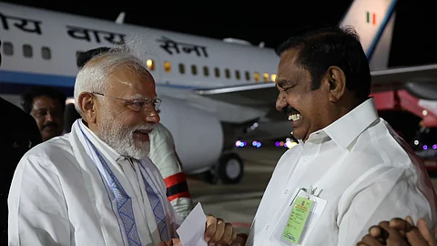 பிரதமர் மோடியை வரவேற்ற எடப்பாடி பழனிசாமி