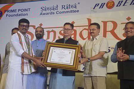 தில்லியில் சனிக்கிழமை நடைபெற்ற விழாவில் மத்திய அமைச்சா் கிரண் ரிஜிஜுவிடம் இருந்து சன்சத் ரத்னா விருதை பெற்றுக் கொண்ட திமுக எம்.பி. சி.என்.அண்ணாதுரை.