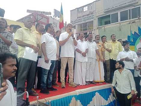 செங்கல்பட்டு அரசு மருத்துவமனை அருகே சனிக்கிழமை நடைப்பயணத்தை மேற்கொண்ட பாமக தலைவா் அன்புமணி.  
