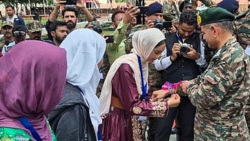காா்கில் போா் வெற்றி தினத்தையொட்டி காா்கில் போா் நினைவிடத்தில் சனிக்கிழமை நடைபெற்ற விழாவில் ராணுவ தலைமைத் தளபதி உபேந்திர துவிவேதிக்கு ராக்கி அணிவித்த மாணவி.